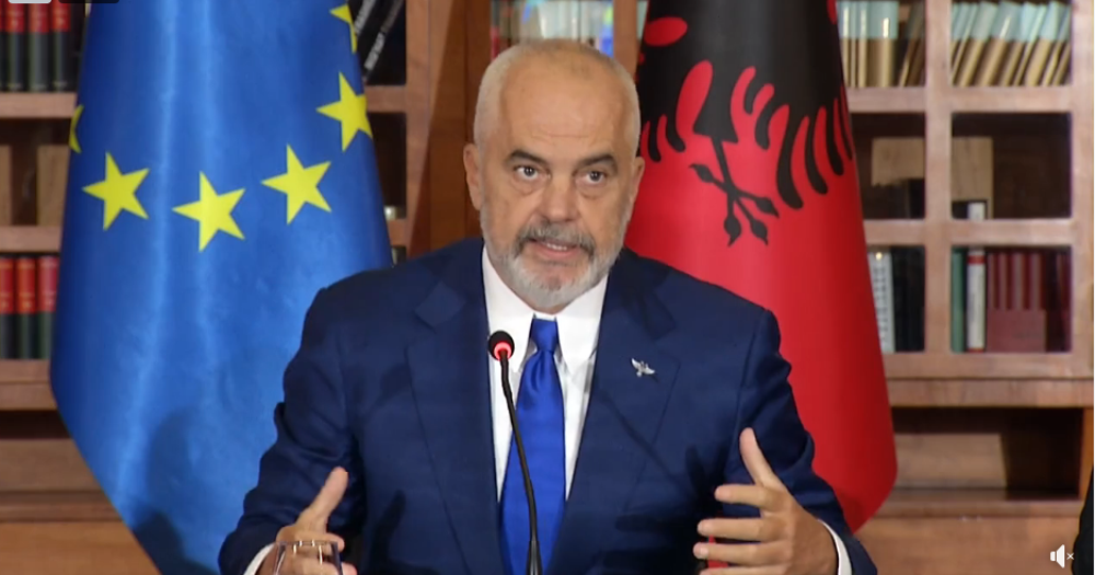 Prezantohet paketa anti-krize, rriten pagat per administraten dhe policine